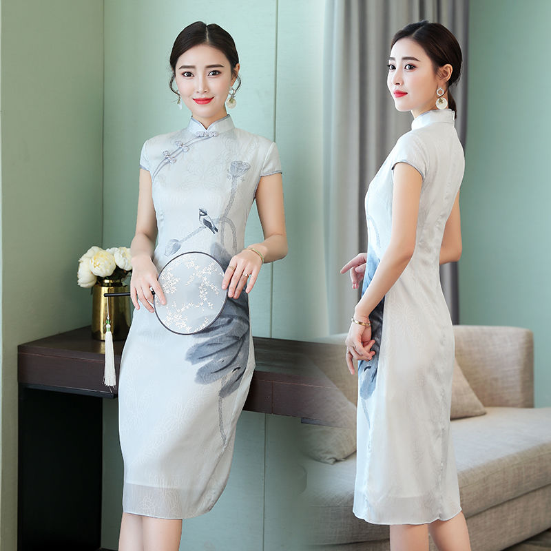 如果你不太美，就试试这样优雅的旗袍，素雅时尚，典雅矜贵韵悠扬