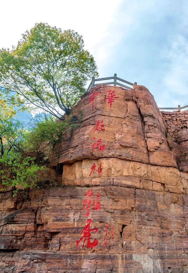 『坐落』1700米的悬崖上,坐落着中国最危险的村庄,风景绝美