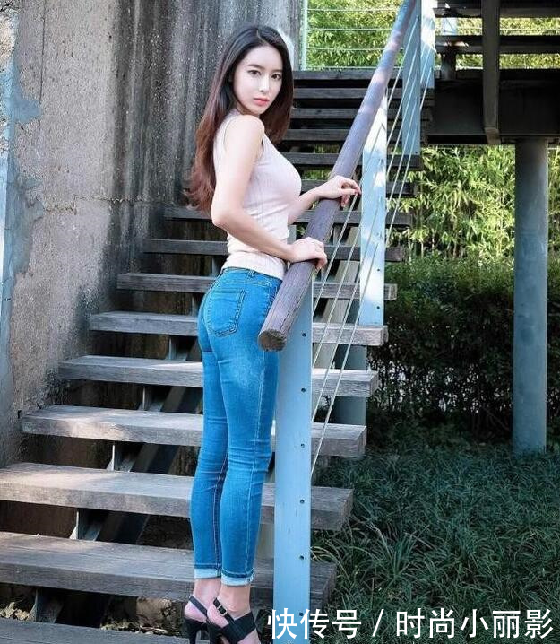 身材微胖的牛仔裤美女，婀娜身姿，充满女性魅力！