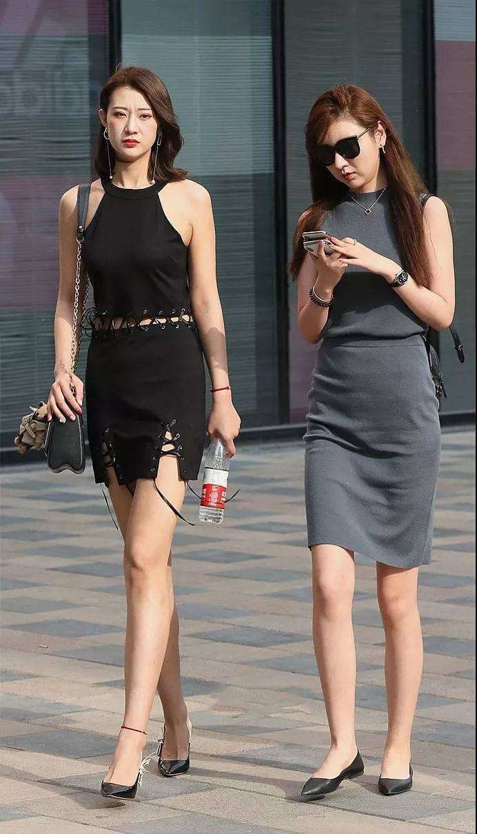 长腿、细腰、凹凸有致的曲线 表明美女的天生丽质和原生态