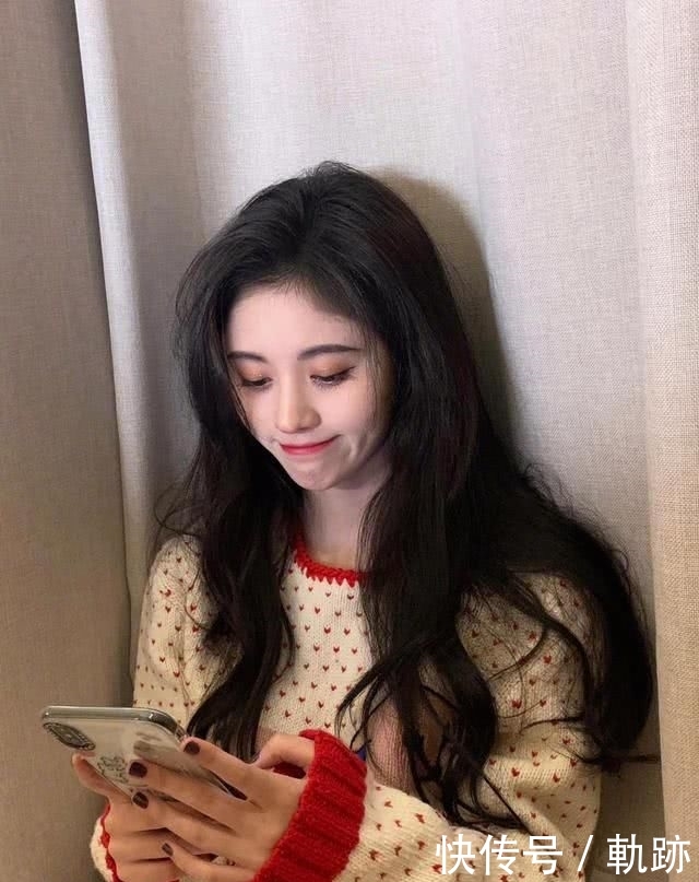  『凌乱』鞠婧炜穿鹅黄毛衣配围巾，头发凌乱鼻子通红，这才是“四千年美女”