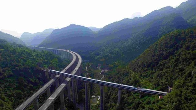 中国修建难度最大的铁路，5万人修50公里要一年，每公里耗资6千万