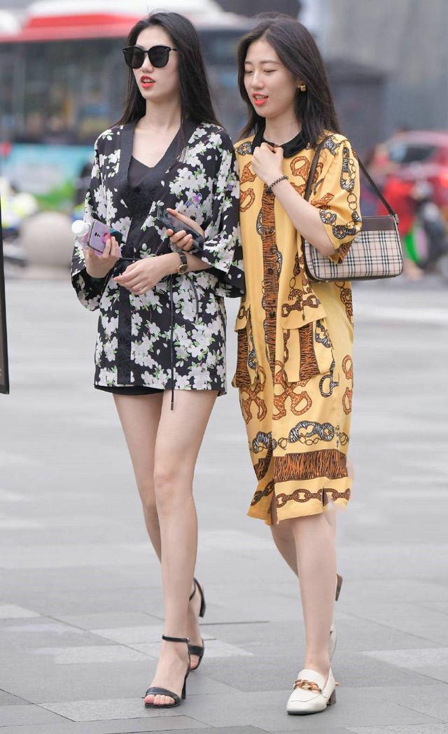 【脸上】街拍:小姐姐面带笑容,苗条的身材,脸上洋溢着青春的气息