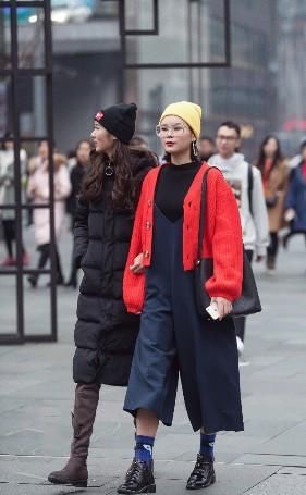  美女：路人街拍，美女一身搭配时尚又性感，气质出众