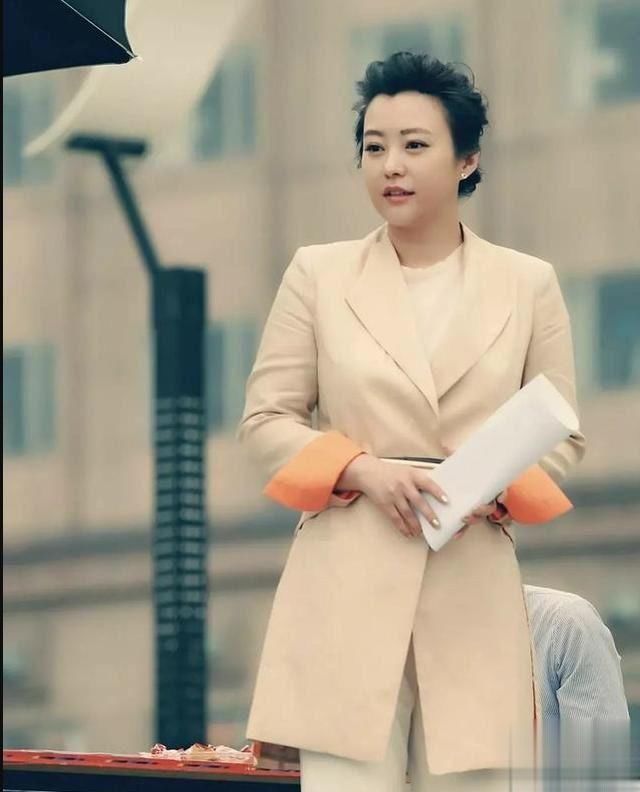 老态■脸部发福显疲态,化浓妆也遮不住老态,郝蕾二次离婚后大变样