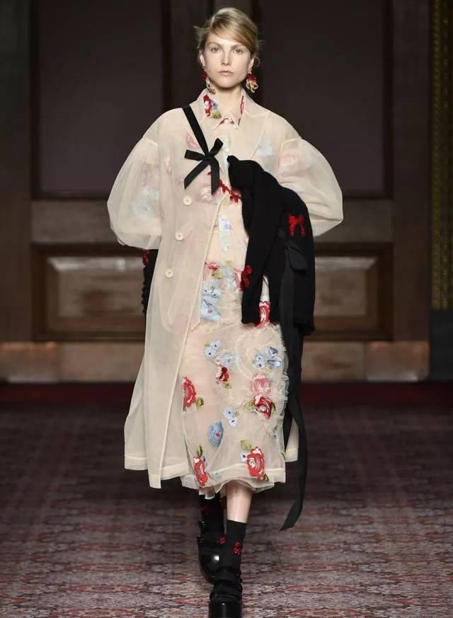 『穿着』只要穿着Simone Rocha,就可以一直做少女哦