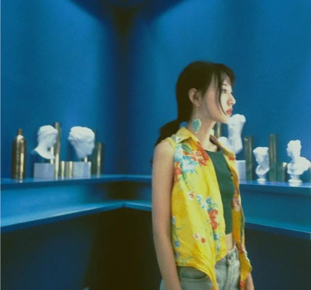  「展现出」单眼皮女生的港式穿搭!复古连衣裙气质绝佳,穿越回80年代当美女