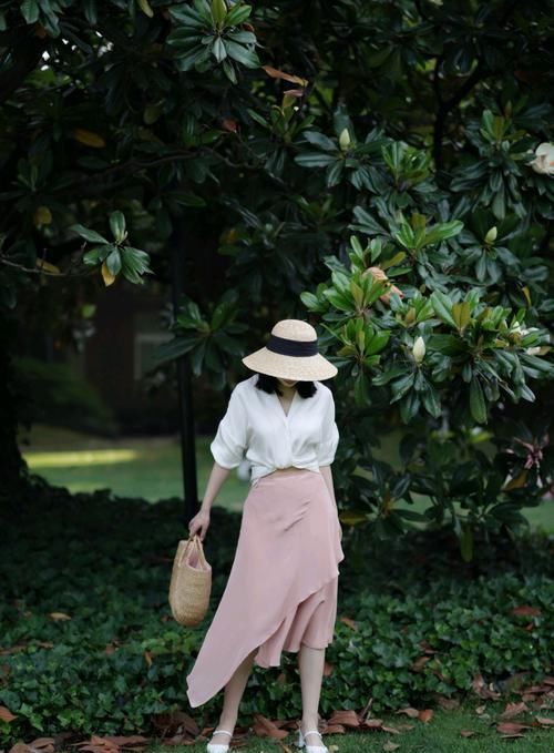  #气质#三木的高级穿搭又来一波！白色衬衫配“虾皮粉”半身裙，气质清新