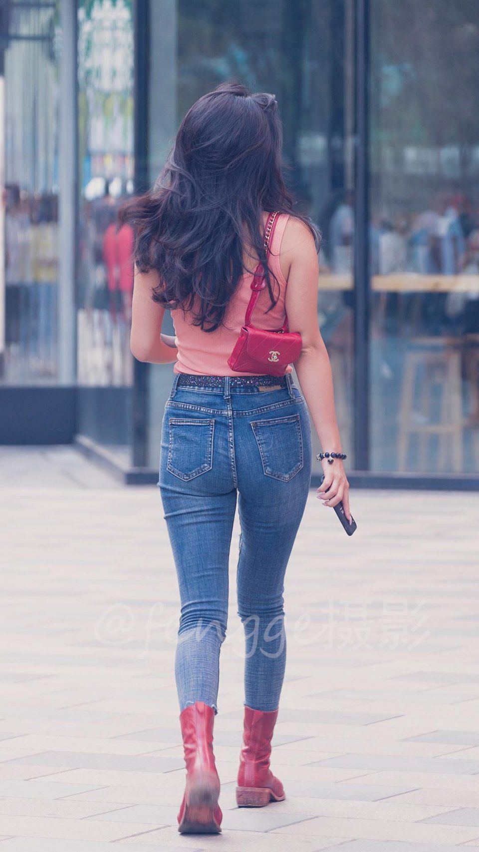 街拍:穿紧身牛仔裤的姑娘，身材微胖，气质阳光，令人难忘