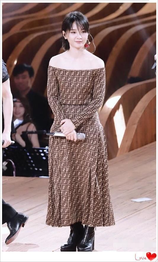 当周笔畅穿上一字肩裙，网友直呼：美炸了！颜值丝毫都不输刘诗诗