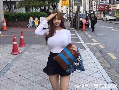 街拍气质范的小姐姐,一件吊带长裙,性感迷人!