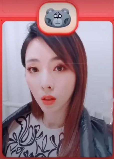  『思思』央视80后一姐李思思晒近照，不上春晚后网红感十足，撞脸柳岩