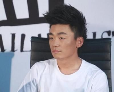 王宝强绯闻女友疑似曝光?女方高出宝宝半个头!工作人员:不知情