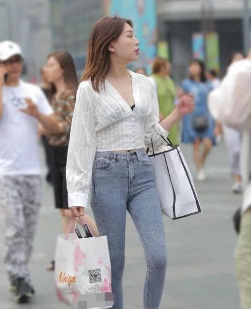  『美女』街拍：艳若桃李的美女，一条粉红色连衣裙外搭白色开衫，时尚魅力