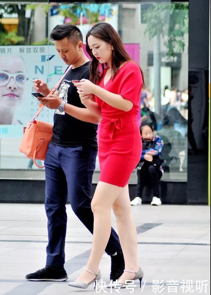 街拍：姿色迷人妩媚漂亮穿红裙的长发翘臀性感美女