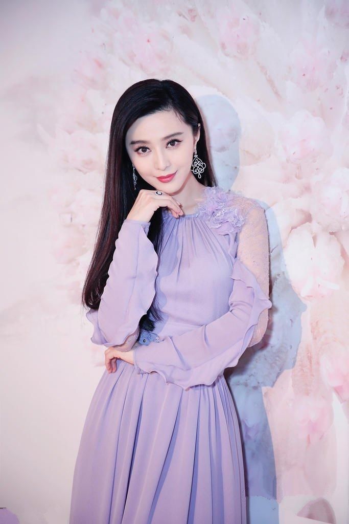 范冰冰厉害了!开叉连衣裙都被撑变形了，网友:李晨好幸福