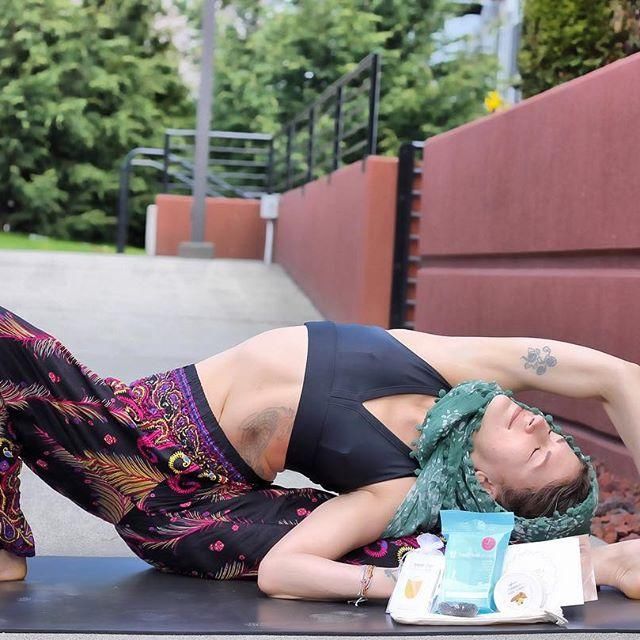 每天侧腰拉伸5分钟，甩掉腰部两侧赘肉，做迷人“腰女”