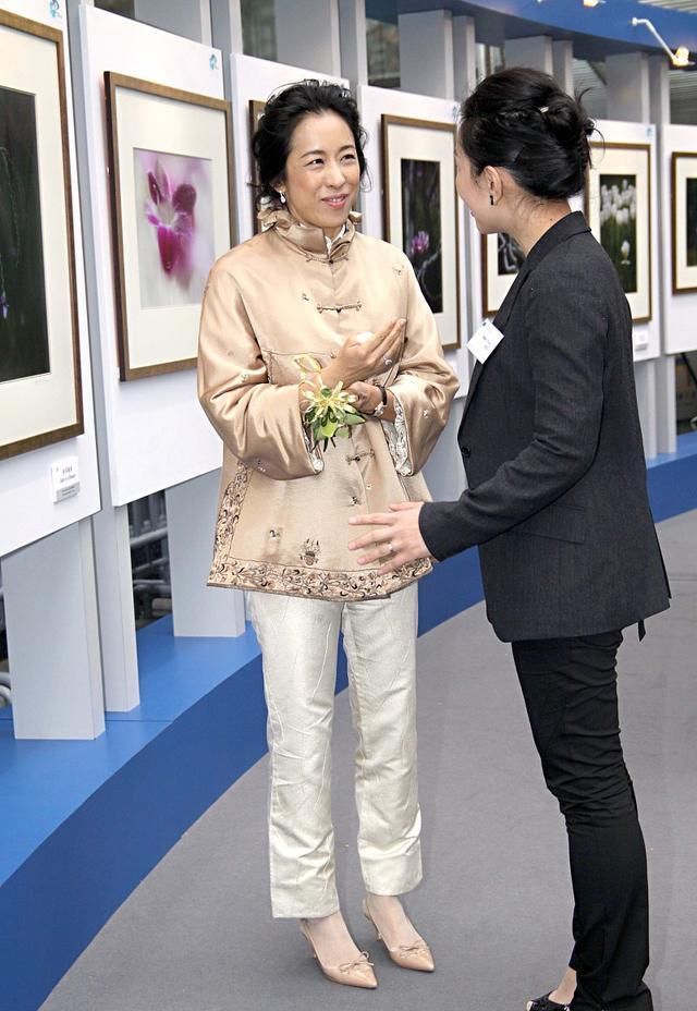  [天生]郭晶晶婆婆真是天生“贵妇脸”，穿卡其色唐装亮相，挡不住贵气感