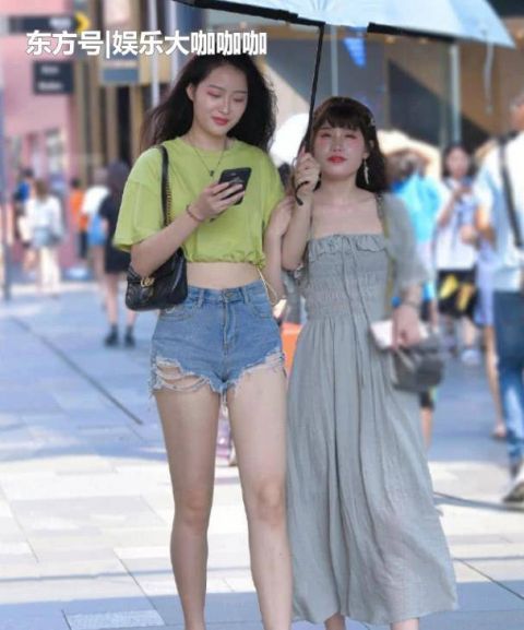  短袖|街拍：靓女如云的小姐姐，一件白色短袖配黑色半身裙，气质优雅美