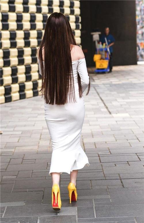 时尚街拍：紧致一步裙，诠释好身材
