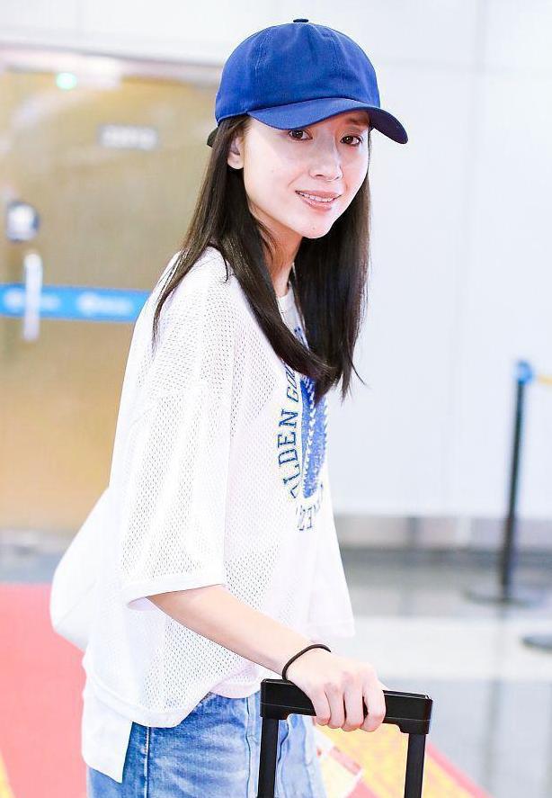 38岁董洁太会穿, T恤配短裙减龄20岁, 网友: 美回冷清秋了!