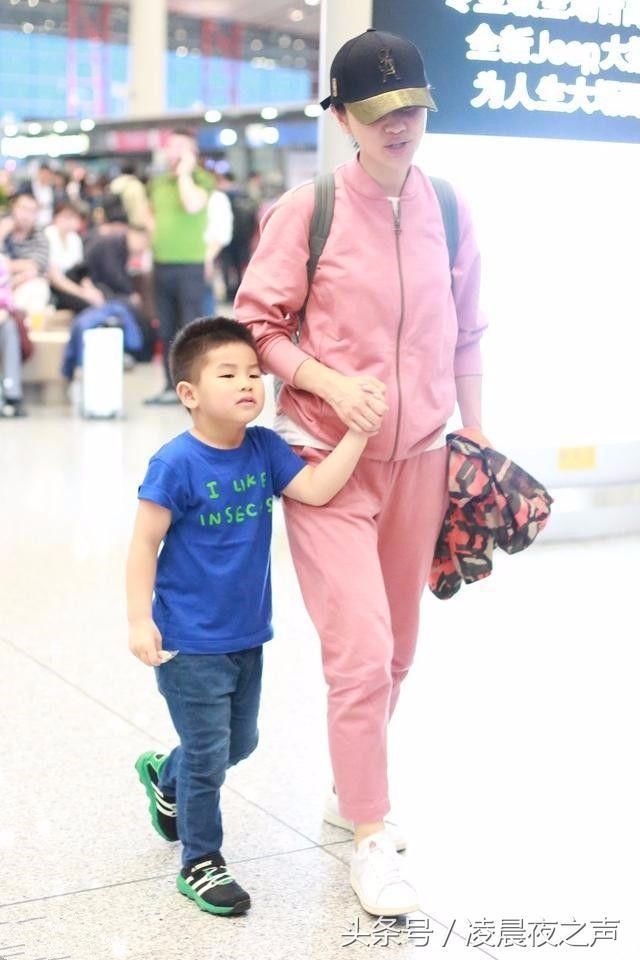 胡可素颜出镜，脸部松垮皱纹明显！网友：42岁普通人就是这模样