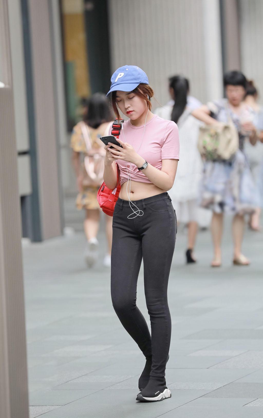 街拍：小姐姐紧身牛仔裤显出大长腿，曼妙腰部身线很是性感迷人