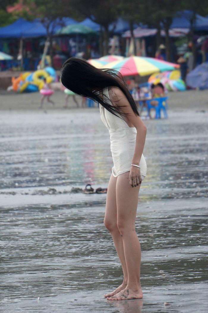 旅游渡假区街拍: 长发飘飘的清秀妹子, “潮流风”热裤露大长腿,