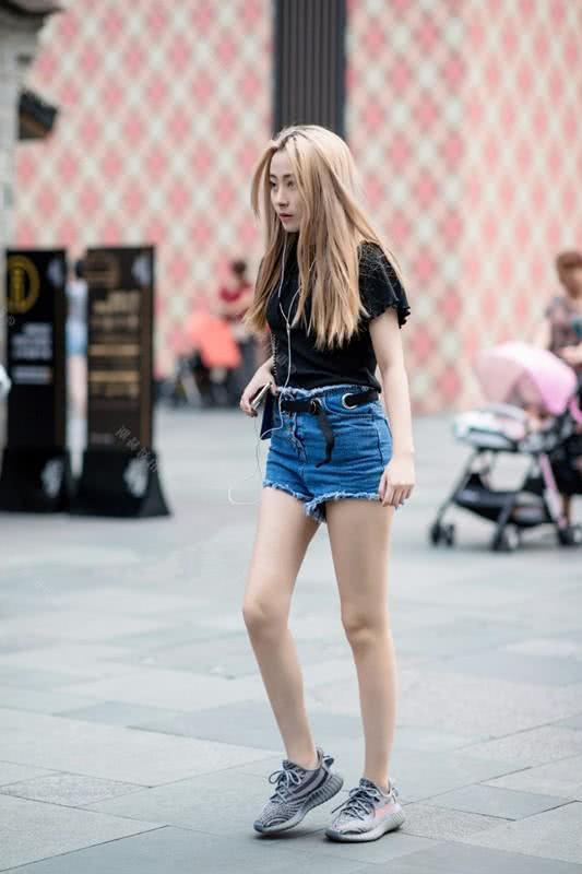 街拍:明艳光鲜的小姐姐,外表上轻松吸引众人的目光!