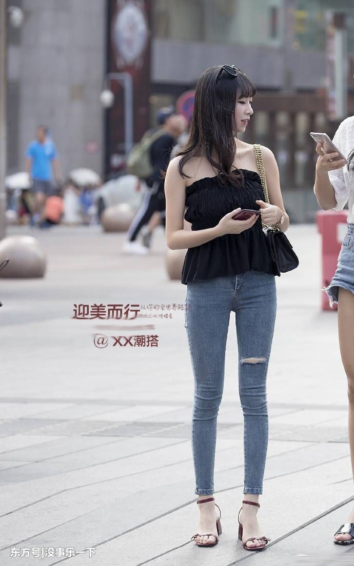 街拍杭州：初秋来了，穿上修身的牛仔裤，展示出性感的好身材！
