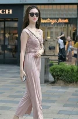  [粉色]墨镜遮目的高挑女神，“藕粉色连体裤”搭配“袜子鞋”，清新亮眼