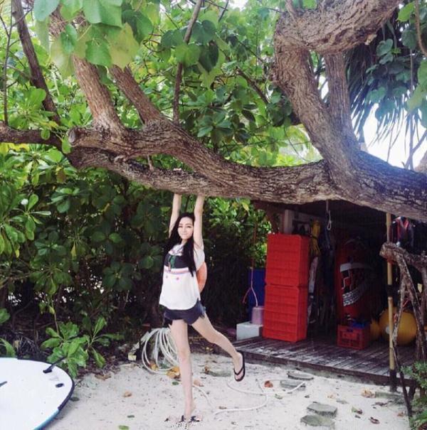 热巴穿着一身魅力的连衣裙亮相现场，却火了凉鞋，网友一致要同款