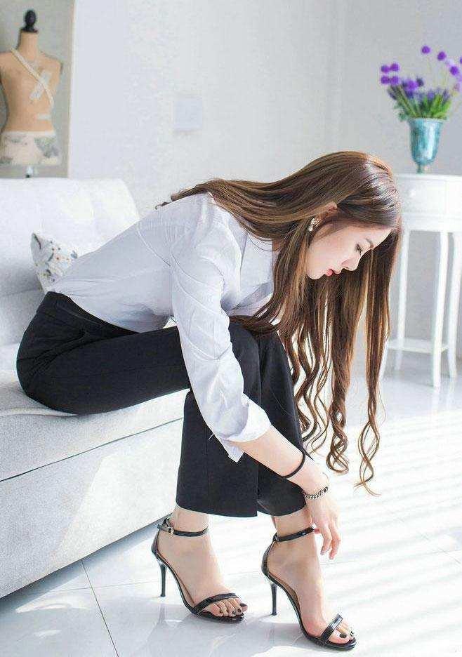 紧身裤让你瞬间华丽变身风姿卓绝，上身显高挑线条时尚又百搭