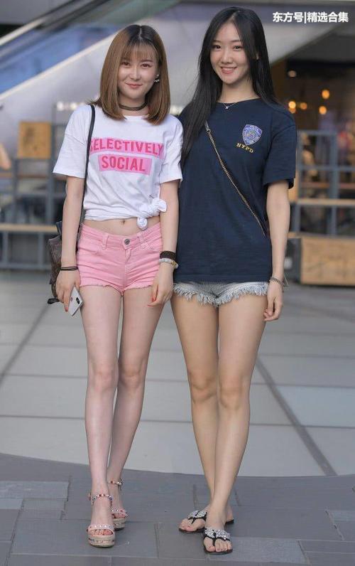 街拍：美女穿着如此短的短裤，加上这些元素后，就会显得更短了