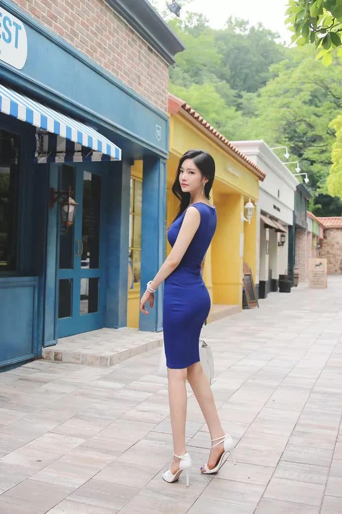 街拍：小姐姐穿上细高跟，走路时摇摇欲坠的错觉！