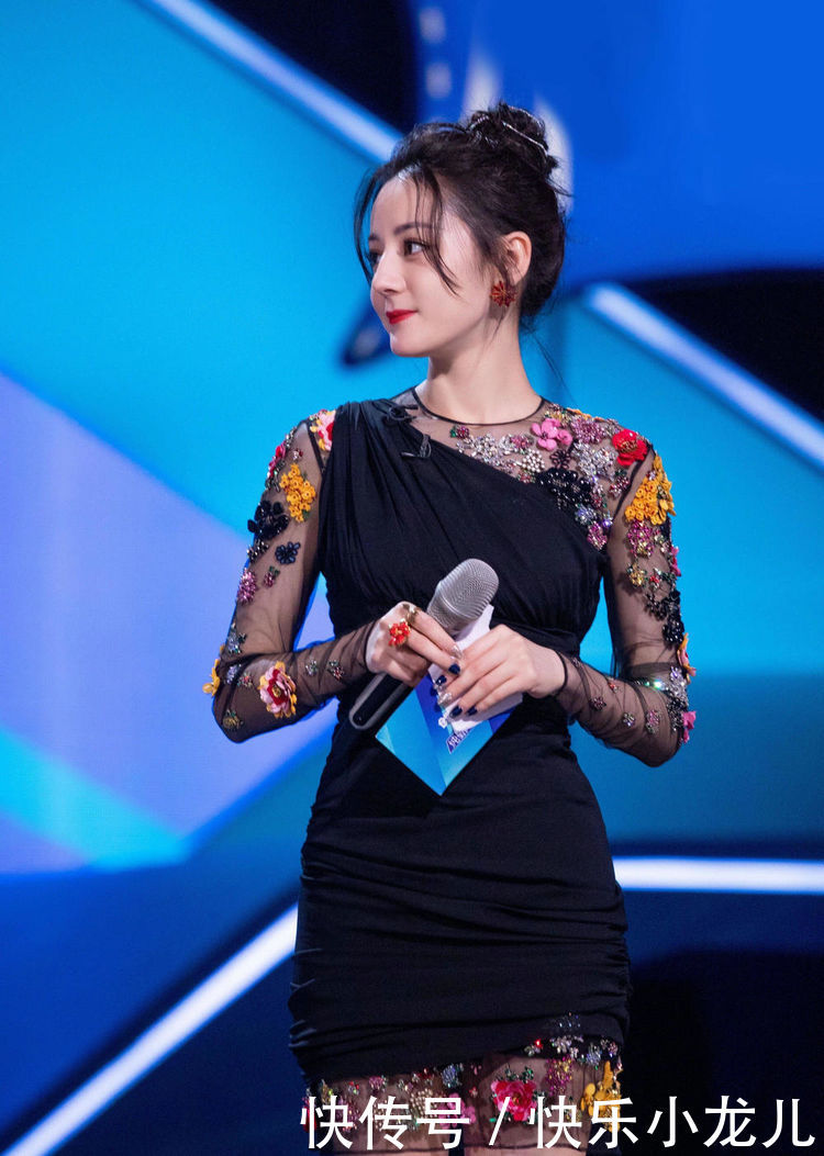  【服饰】街拍：精致柔美的灰色连衣裙，能够完美地修饰出好身材