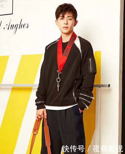 李易峰街拍打55分，邓伦街拍打92分，而他给138分都不嫌多