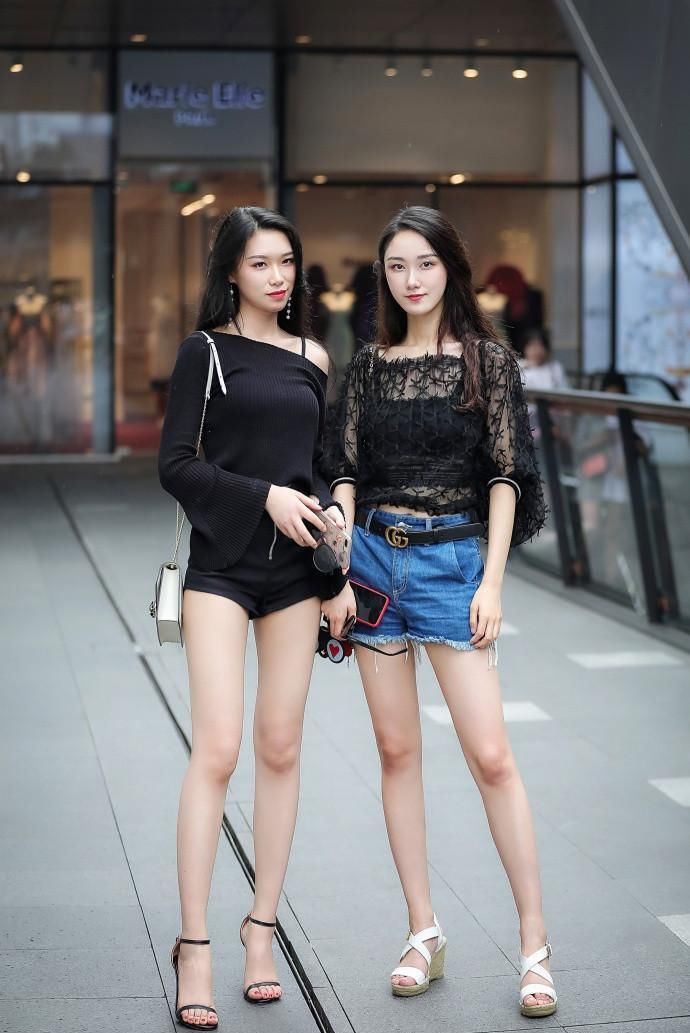 「美女」气质的街拍:洒脱自由的美女,穿出紧致身材