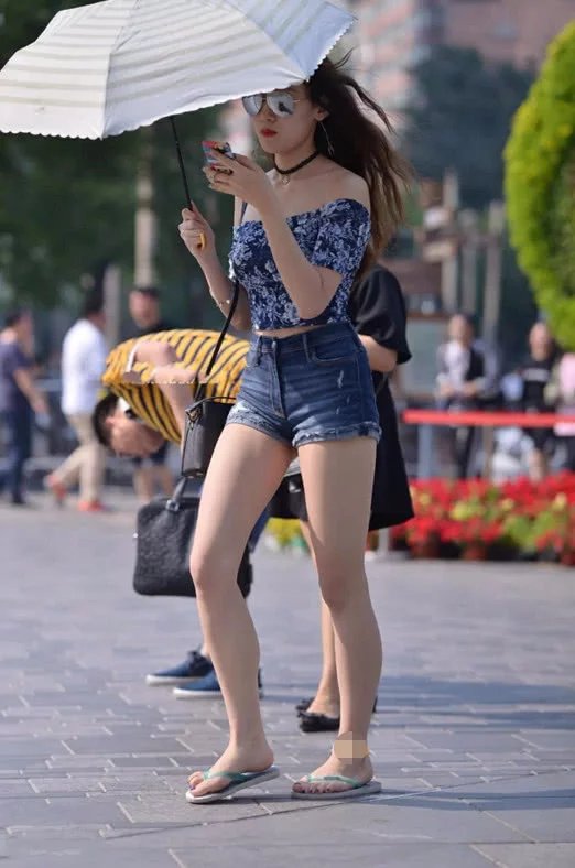 会穿搭的小姐姐，总能够凸显个人魅力，短裤穿搭尽显修长大腿
