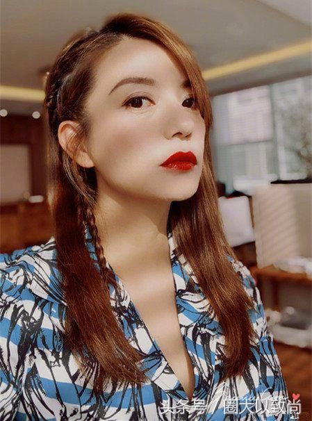 40岁刘涛和42赵薇，2岁的差距同穿白色，气质却不止差一丁半点！