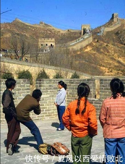 80年代老照片：北京的三口之家很有钱，上海女大学生宿舍内景