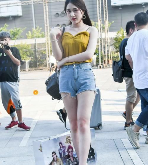 「蓝色」街拍:小姐姐白色短袖搭配蓝色牛仔短裤,很有韵味