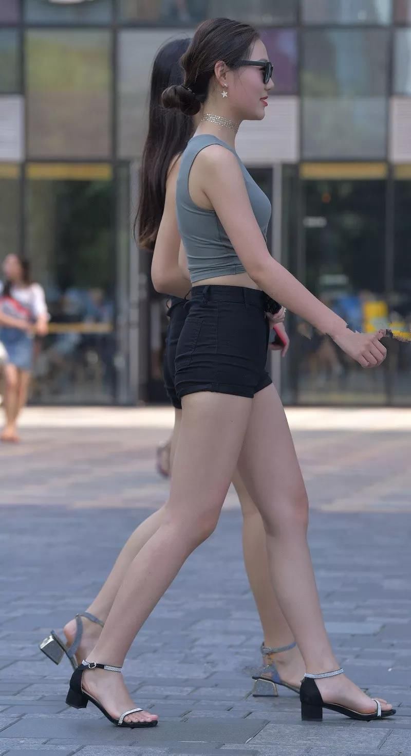街拍：高挑热裤姐妹花，要不要二选一！