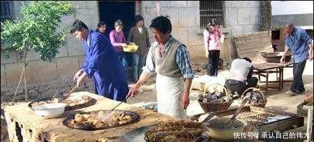 城市姑娘随男友参加农村婚宴，看到后厨的她，丢了手中的筷子！