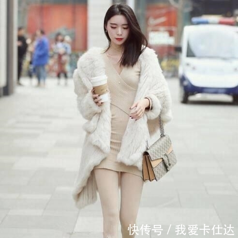  『女孩』街拍：紧身裙诠释了时尚的气息，把街道变成女孩秀身材的主场