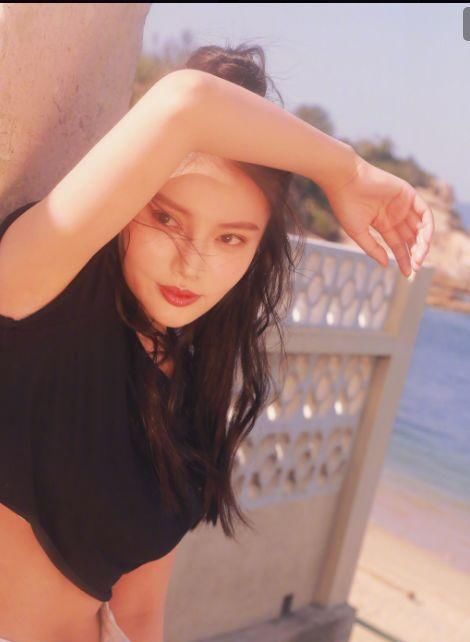 徐冬冬勒太紧了，好身材都暴露了，网友：短裤纽扣开了，没发现？