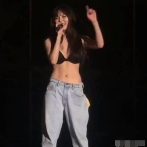 泫雅单手脱衣只剩bra，身材火辣性感不俗气，是南韩尤物没错了！