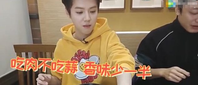  「恋爱」《王牌对王牌》提到恋爱不可以吃蒜时，关晓彤那表情是怎么回事？