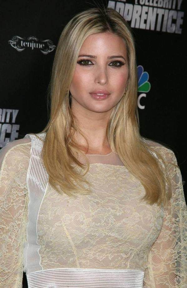 38岁伊万卡近照:紧身斜肩上衣上围傲人，黑色丝袜姿势太狂野!