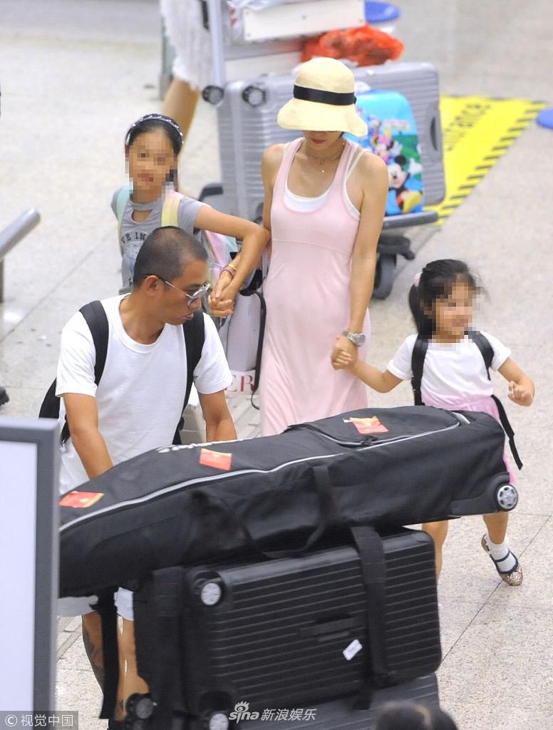 马伊琍穿粉色吊带裙凹凸有致超自信，没有好身材绝对不敢这样穿